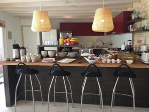 Free continental breakfast on weekends 