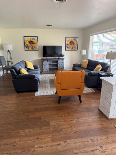 Charming 2-bedroom house in serene Clovis with WiFi, AC, newly renovated.