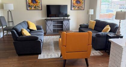 Charming 2-bedroom house in serene Clovis with WiFi, AC, newly renovated.