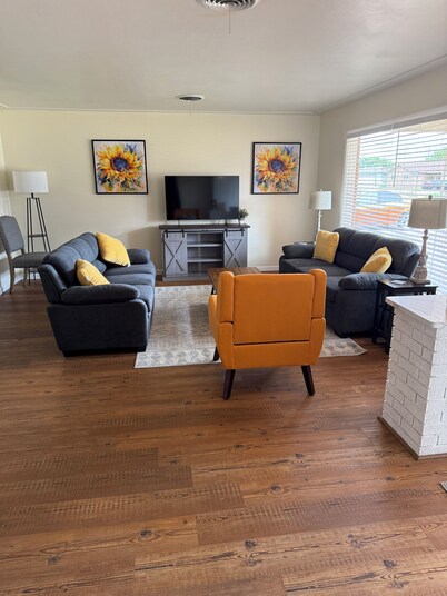 Charming 2-bedroom house in serene Clovis with WiFi, AC, newly renovated.