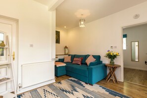 Smart TV, livros, aparelho de som