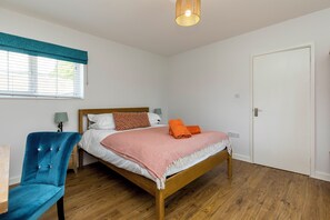 2 quartos, escrivaninha, ferros/tábuas de passar roupa, berço de viagem