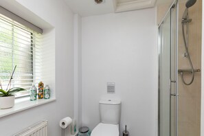 Een douche,  milieuvriendelijk toiletgerief, een haardroger, handdoeken