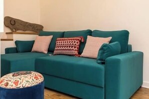 Smart TV, livros, aparelho de som