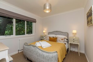 4 bedrooms, desk, iron/ironing board, travel cot