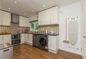 Kylskåp, mikrovågsugn, ugn och spishäll