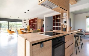 Fridge, oven, dishwasher, coffee/tea maker