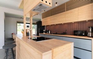 Een koelkast, een oven, een vaatwasser, een koffiezetapparaat/waterkoker