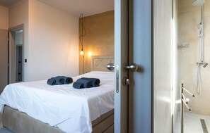 Iron/ironing board, travel cot, free WiFi