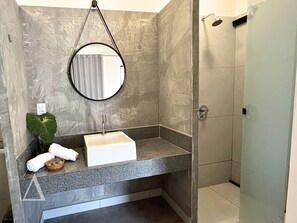Tab mandi dan pancuran berasingan, tab mandi berpancutan 