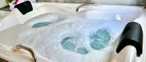 Private spa tub