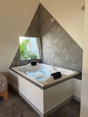 Comfort Suite, Jetted Tub