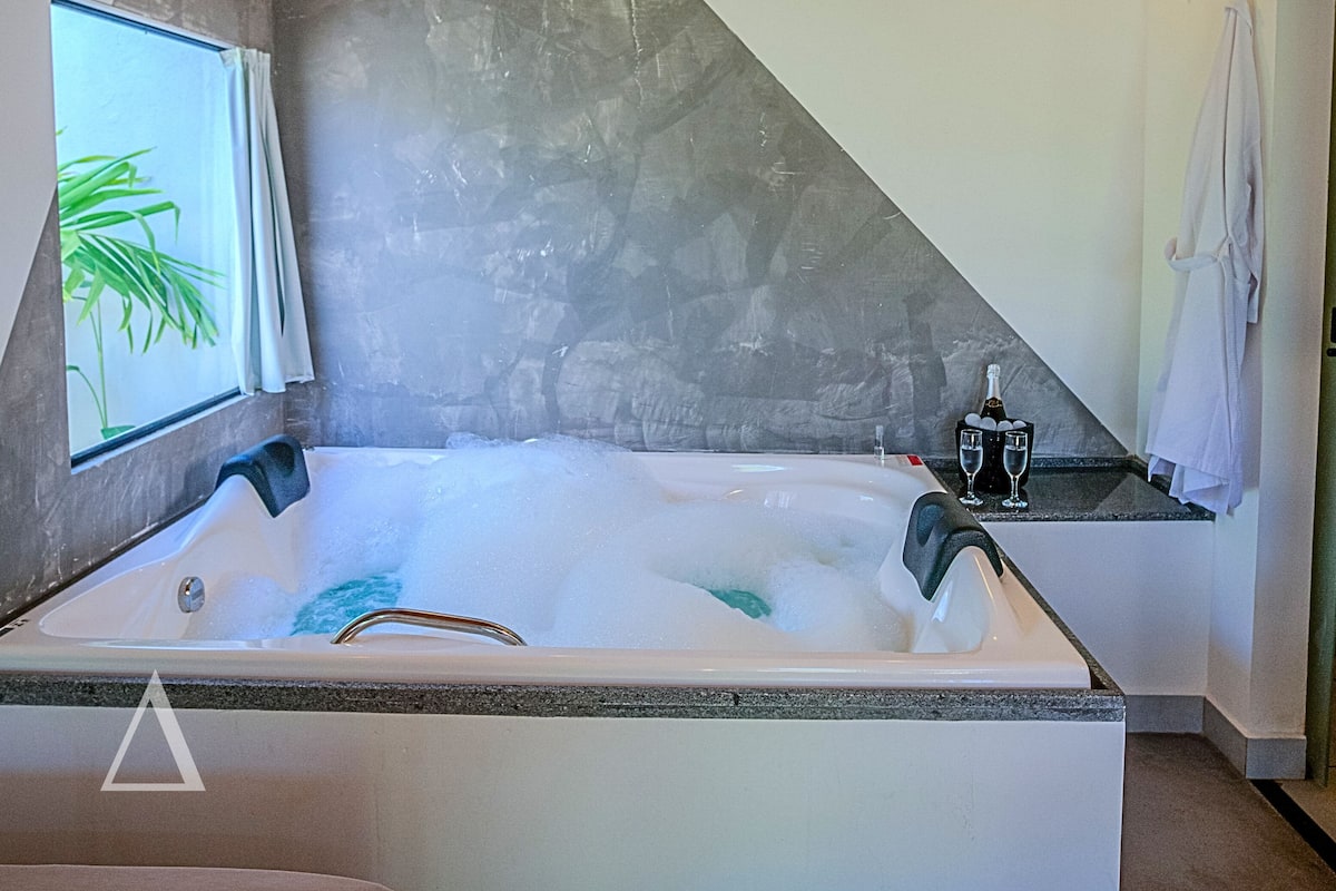 Deluxe Suite, Jetted Tub | Private spa tub