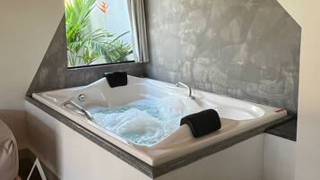 Private spa tub