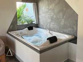 Bañera de hidromasaje privada