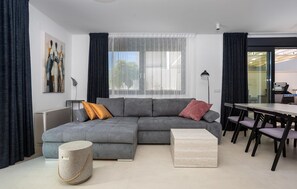 Smart TV - Amazing home in Linardici (Linardici)