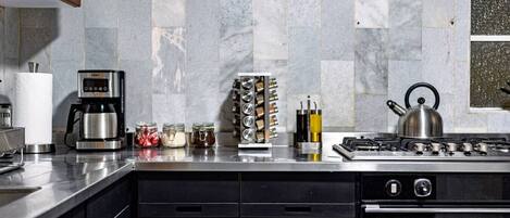 ثلاجة، ميكروويف، فرن، موقد طهي مسطح