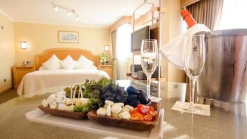 Tweepersoonskamer, 1 kingsize bed, uitzicht op zee | Een kluis op de kamer, geluiddichte muren, een strijkplank/strijkijzer