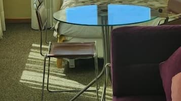 Double Room, 1 King Bed, Sea View | In-room safe, soundproofing, iron/ironing board, free WiFi