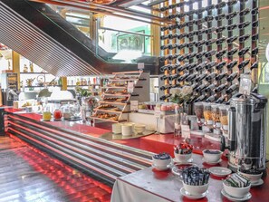 Free daily buffet breakfast - HOTEL RESTAURANTE ANKARA (Vina del Mar)