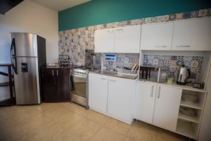 Full-size fridge, microwave, oven, stovetop