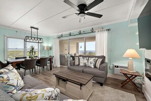 TV connectée, cheminée, livres