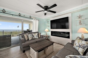 TV connectée, cheminée, livres