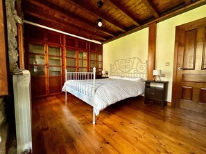 6 habitaciones, tabla de planchar con plancha, wifi y ropa de cama 