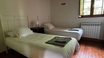 Iron/ironing board, WiFi, bed sheets