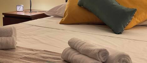 1 dormitori, caixa forta a l'habitació i planxa i posts de planxar