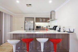Microwave, oven, stovetop, dishwasher - Spacious 4-bedroom house with WiFi, AC in marvelous Bassendean. (Bassendean)
