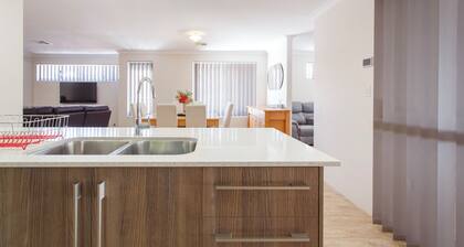 Spacious 4-bedroom house with WiFi, AC in marvelous Bassendean.