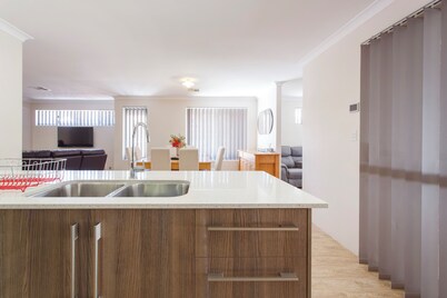 Spacious 4-bedroom house with WiFi, AC in marvelous Bassendean.