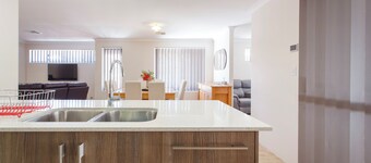 Spacious 4-bedroom house with WiFi, AC in marvelous Bassendean.