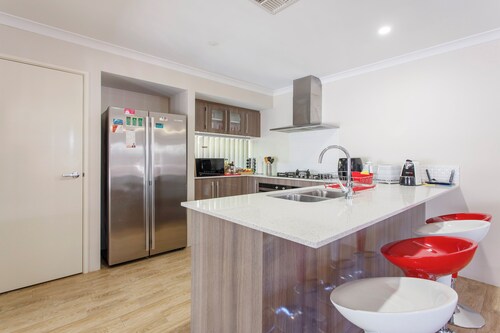 Spacious 4-bedroom house with WiFi, AC in marvelous Bassendean.