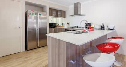 Spacious 4-bedroom house with WiFi, AC in marvelous Bassendean.