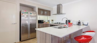 Spacious 4-bedroom house with WiFi, AC in marvelous Bassendean.