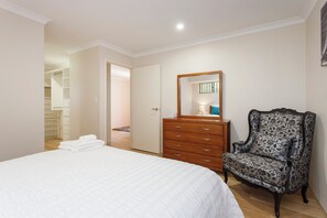 4 bedrooms, iron/ironing board, WiFi, bed sheets - Spacious 4-bedroom house with WiFi, AC in marvelous Bassendean. (Bassendean)