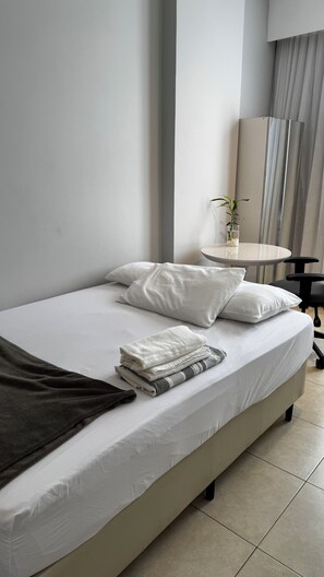 1 chambre, fer et planche à repasser, Wi-Fi gratuit, draps fournis