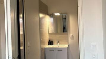 Douche, serviettes fournies, savon, papier toilette