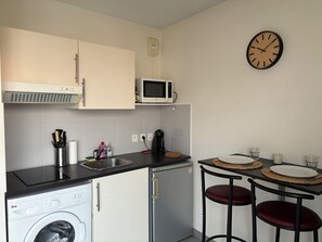 Private kitchen - Apartment near Republic and Flag (Dijon)
