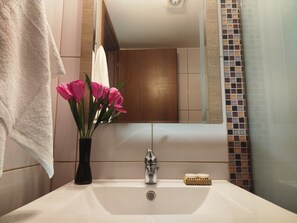 淋浴設備、風筒、提供毛巾、番梘