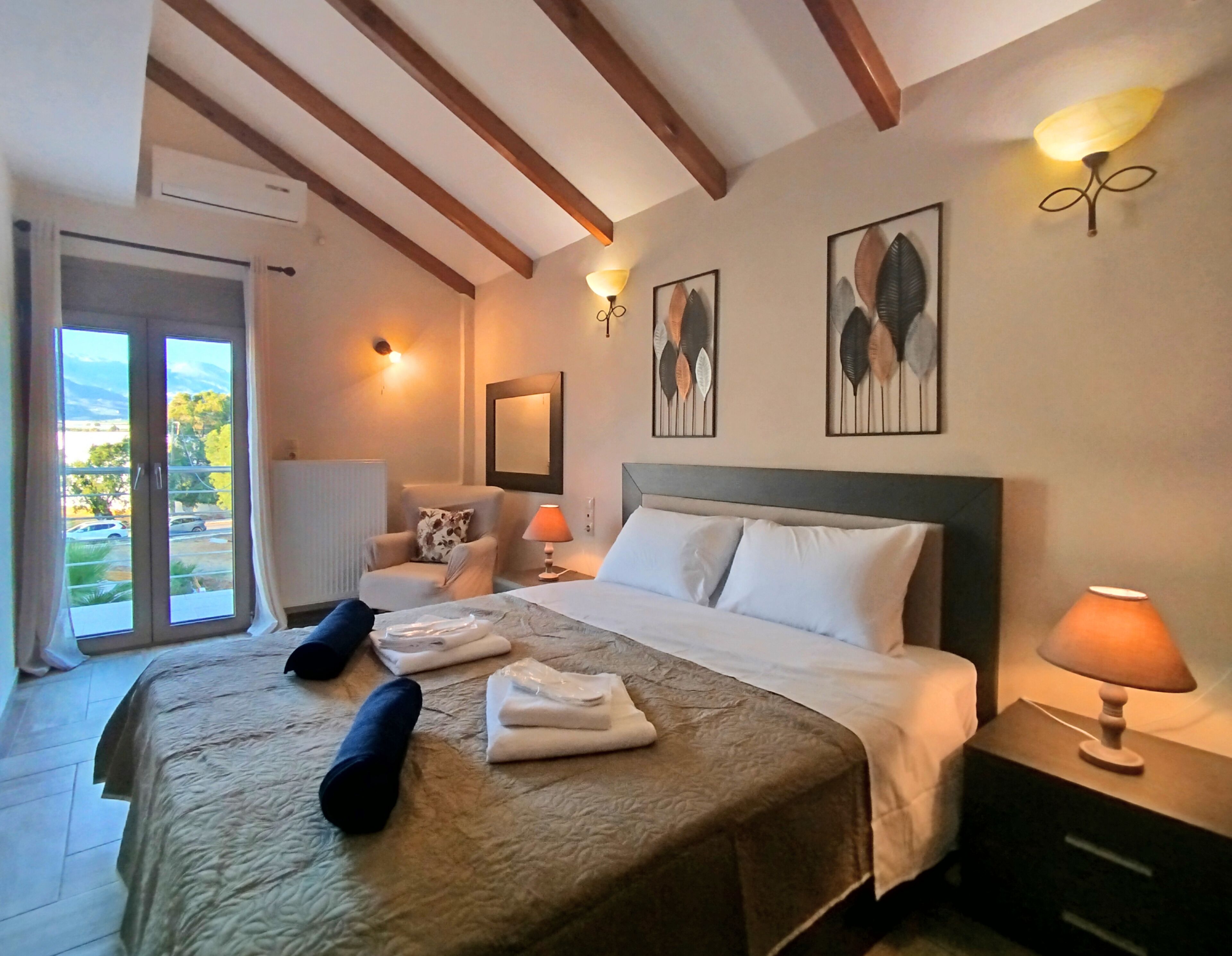 4 habitaciones, tabla de planchar con plancha, wifi y ropa de cama 