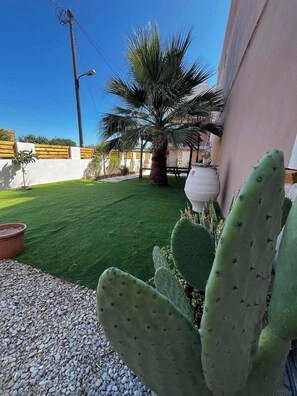 Property grounds - Anemona Villa (Kokkinos Pirgos,Tympaki)