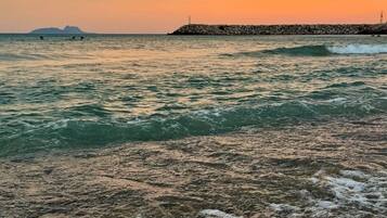 På stranden