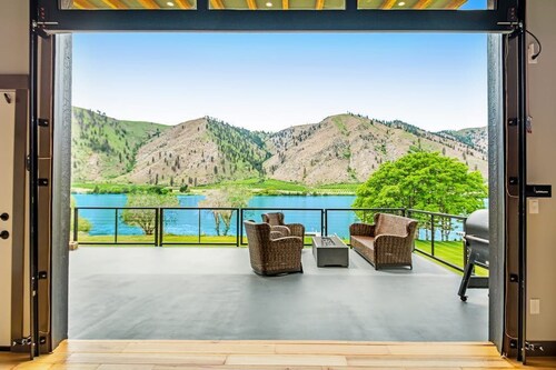 Riverside 4-bed home with stellar views & gameroom