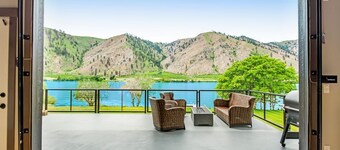 Riverside 4-bed home with stellar views & gameroom