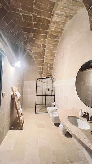 ジェットバス、ヘアドライヤー、ビデ、タオル