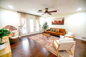 Älytelevisio, takka, kirjoja