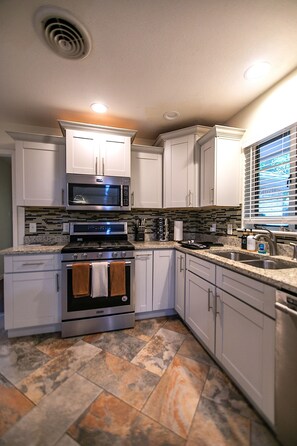 Jääkaappi, mikroaaltouuni, uuni, liesi